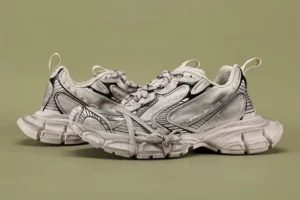 Balenciaga-3XL-aus-Destroyed-Canvas-in-GEBROCHENES-WEISS-4.webp