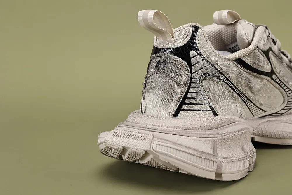 Balenciaga-3XL-aus-Destroyed-Canvas-in-GEBROCHENES-WEISS-6.webp