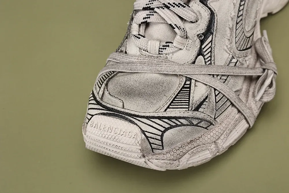 Balenciaga-3XL-aus-Destroyed-Canvas-in-GEBROCHENES-WEISS-7.webp