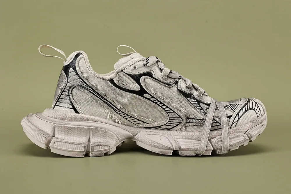 Balenciaga-3XL-aus-Destroyed-Canvas-in-GEBROCHENES-WEISS.webp