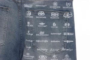 Balenciaga-Denim-Hose-mit-durchgehendem-Logo-Reps9.webp