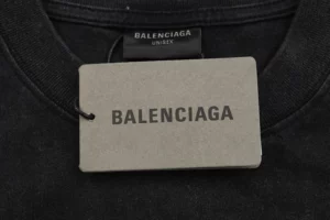 Balenciaga-Dreidimensionales-T-Shirt-mit-Doppel-B-Buchstaben-Aufdruck-Reps14.webp