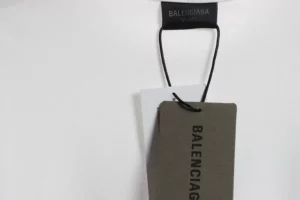 Balenciaga-Flash-Diamond-Logo-Print-T-Shirt-11.webp