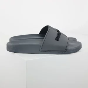 Balenciaga-Flip-Flops-mit-Logo-Print-Grey.webp