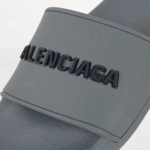 Balenciaga-Flip-Flops-mit-Logo-Print-Grey-8.webp