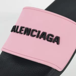 Balenciaga-Flip-Flops-mit-Logo-Print-Pink-und-Black-5.webp