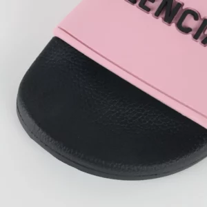 Balenciaga-Flip-Flops-mit-Logo-Print-Pink-und-Black-6.webp