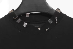 Balenciaga-Gewaschenes-T-Shirt-mit-Perforationen-und-Nieten-Reps5.webp