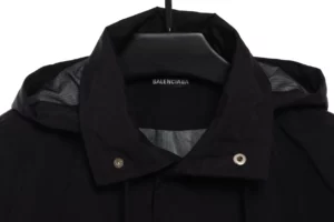 Balenciaga-Jacke-mit-Stehkragen-und-Buchstabenmuster-Reps10.webp