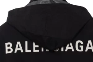 Balenciaga-Jacke-mit-Stehkragen-und-Buchstabenmuster-Reps11.webp