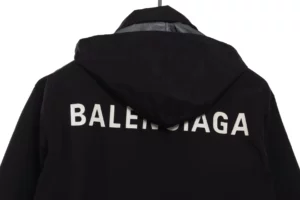 Balenciaga-Jacke-mit-Stehkragen-und-Buchstabenmuster-Reps15.webp