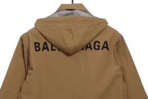 Balenciaga-Jacke-mit-Stehkragen-und-Buchstabenmuster-Reps6.webp