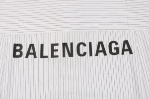 Balenciaga-Langarmshirt-mit-Buchstabenstreifen-auf-der-Rueckseite-Reps3.webp