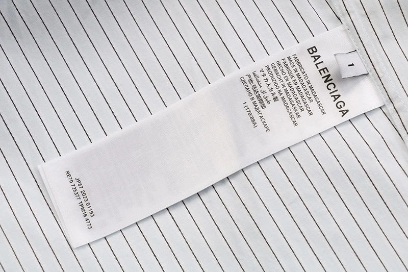 Balenciaga-Langarmshirt-mit-Buchstabenstreifen-auf-der-Rueckseite-Reps4.webp