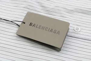 Balenciaga-Langarmshirt-mit-Buchstabenstreifen-auf-der-Rueckseite-Reps5.webp