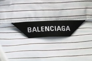 Balenciaga-Langarmshirt-mit-Buchstabenstreifen-auf-der-Rueckseite-Reps6.webp