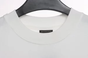 Balenciaga-Logo-mit-heissen-Diamanten-auf-Vorder-und-Rueckseite-T-Shirt-Reps7.jpg.webp