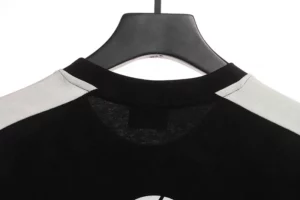 Balenciaga-Logo-mit-schwarz-weissen-Naehten-T-Shirt-Reps4.jpg.webp