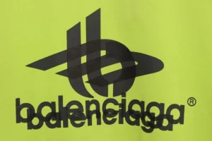 Balenciaga-Mehrlagiges-Logo-T-Shirt-8.webp
