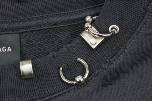 Balenciaga-Rundhals-Sweatshirt-im-Used-Look-mit-Iron-Hoop-Waschung-Reps6.webp