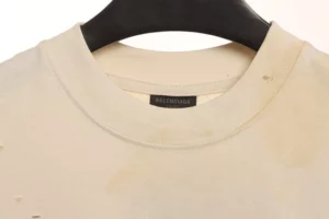 Balenciaga-Schlammgefaerbter-Heavy-Metal-Druck-T-Shirt-Reps7.webp