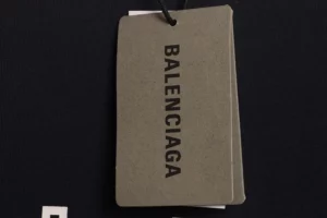 Balenciaga-Schwarzer-8-Buchstaben-Logodruck-auf-der-Rueckseite-T-Shirt-Reps1.jpg.webp