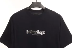 Balenciaga-Schwarzer-8-Buchstaben-Logodruck-auf-der-Rueckseite-T-Shirt-Reps10.jpg.webp