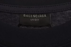 Balenciaga-Schwarzer-8-Buchstaben-Logodruck-auf-der-Rueckseite-T-Shirt-Reps2.jpg.webp