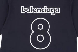 Balenciaga-Schwarzer-8-Buchstaben-Logodruck-auf-der-Rueckseite-T-Shirt-Reps3.webp