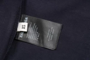 Balenciaga-Schwarzer-8-Buchstaben-Logodruck-auf-der-Rueckseite-T-Shirt-Reps4.webp