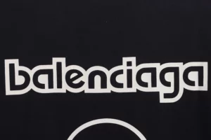 Balenciaga-Schwarzer-8-Buchstaben-Logodruck-auf-der-Rueckseite-T-Shirt-Reps5-1.webp