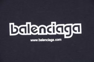Balenciaga-Schwarzer-8-Buchstaben-Logodruck-auf-der-Rueckseite-T-Shirt-Reps6.webp