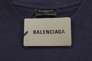 Balenciaga-Schwarzer-8-Buchstaben-Logodruck-auf-der-Rueckseite-T-Shirt-Reps7.webp
