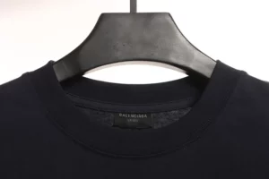 Balenciaga-Schwarzer-8-Buchstaben-Logodruck-auf-der-Rueckseite-T-Shirt-Reps8.jpg.webp