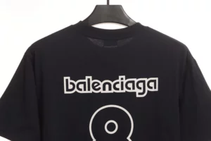 Balenciaga-Schwarzer-8-Buchstaben-Logodruck-auf-der-Rueckseite-T-Shirt-Reps9.jpg.webp