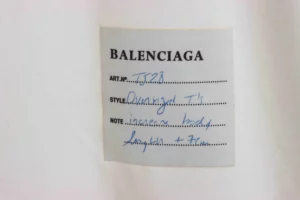Balenciaga-Signaturaufkleber-am-Saum-T-shirt-Reps5.jpg.webp