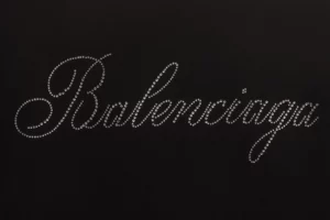 Balenciaga-Strass-Logo-auf-der-Rueckseite-T-shirt-Reps3.jpg.webp
