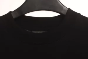 Balenciaga-Strass-Logo-auf-der-Rueckseite-T-shirt-Reps7.jpg.webp