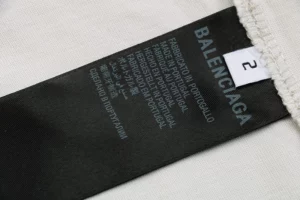 Balenciaga-Strichbuchstabendruck-T-Shirt-Reps9.webp