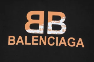 Balenciaga-Sweatshirt-mit-Patchwork-Buchstabenprint-Reps1.webp