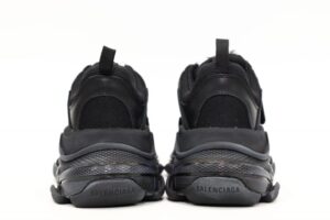 Balenciaga-Triple-S-Black-2-800x533-2.jpg