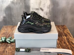 Balenciaga-Triple-S-Sneaker-Black-Green-Logo-8.jpg
