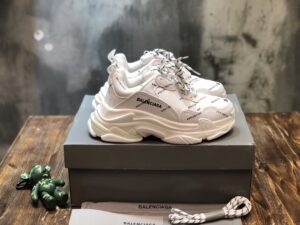 Balenciaga-Triple-S-Sneaker-Cream-Logo-6.jpg