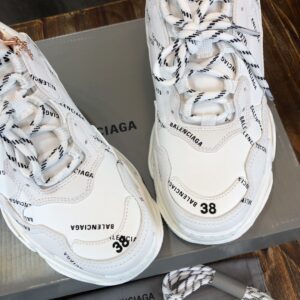 Balenciaga-Triple-S-Sneaker-Cream-Logo-7.jpg