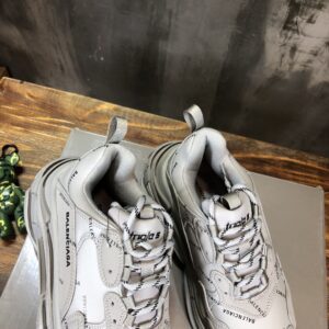 Balenciaga-Triple-S-Sneaker-Grey-logo-1.jpg