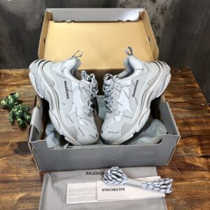 Balenciaga-Triple-S-Sneaker-Grey-logo-3.jpg