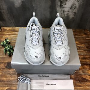 Balenciaga-Triple-S-Sneaker-Grey-logo-4.jpg
