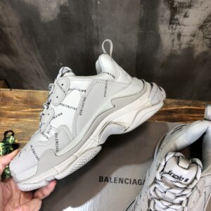 Balenciaga-Triple-S-Sneaker-Grey-logo-5.jpg