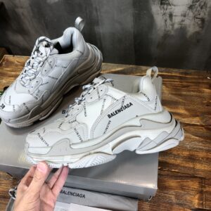 Balenciaga-Triple-S-Sneaker-Grey-logo-6.jpg