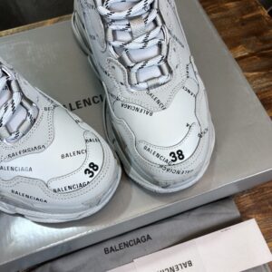 Balenciaga-Triple-S-Sneaker-Grey-logo-8.jpg
